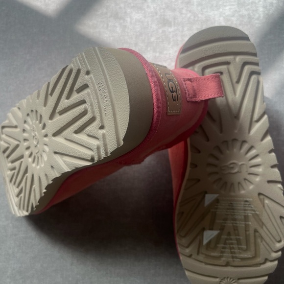 Girl’s/Women’s Size 7 pink UGG boots - Picture 4 of 5